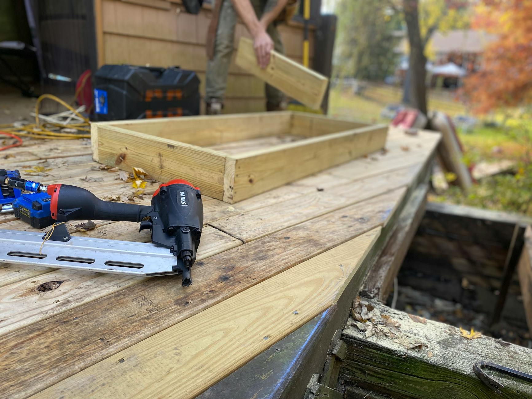 Holzterrasse bauen: Profi-Anleitung vom Fundament bis zur Ölung