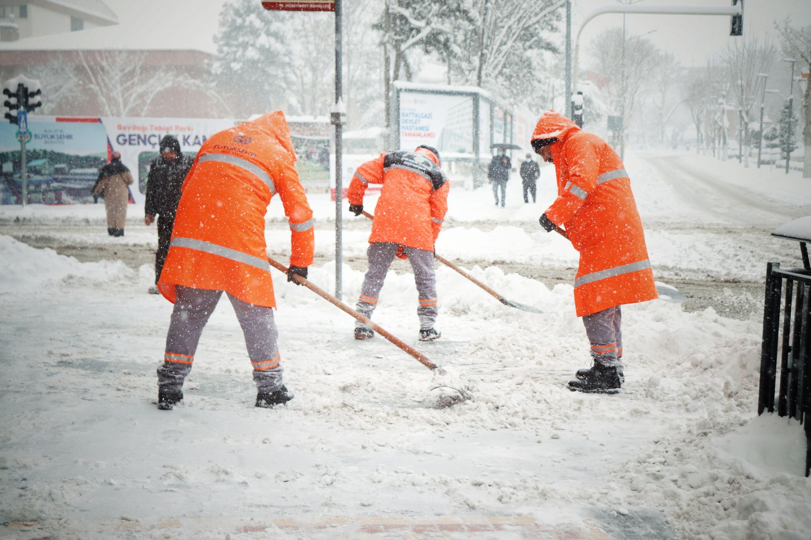 Arbeiten im Winter: Kälte, Dunkelheit und Schnee auf der Baustelle
